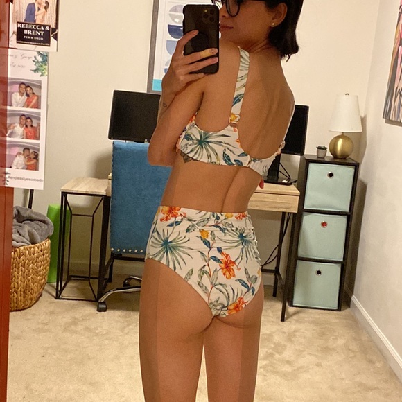 High waisted white floral two piece bikini with adjustable straps and padding - Picture 7 of 7